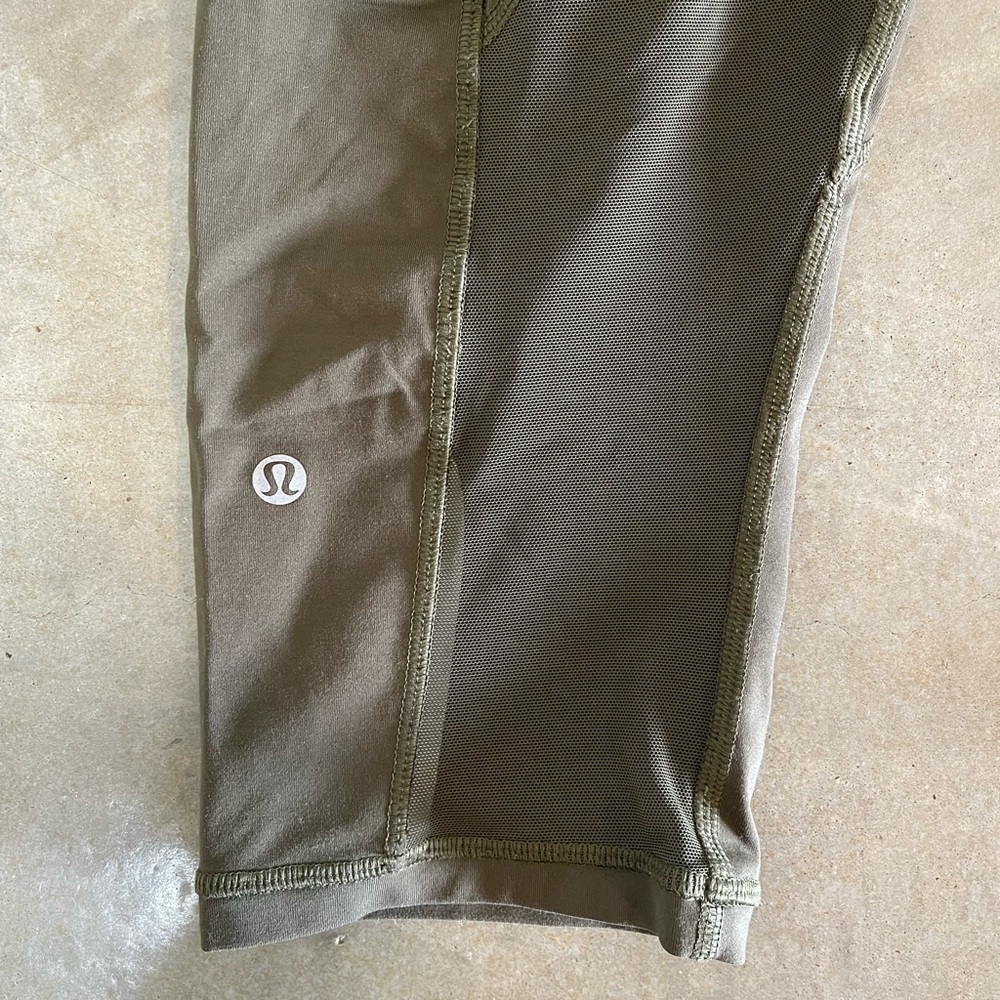 Lululemon Women’s Army Green Capri Leggings Pants Size 8 Gently Preowned